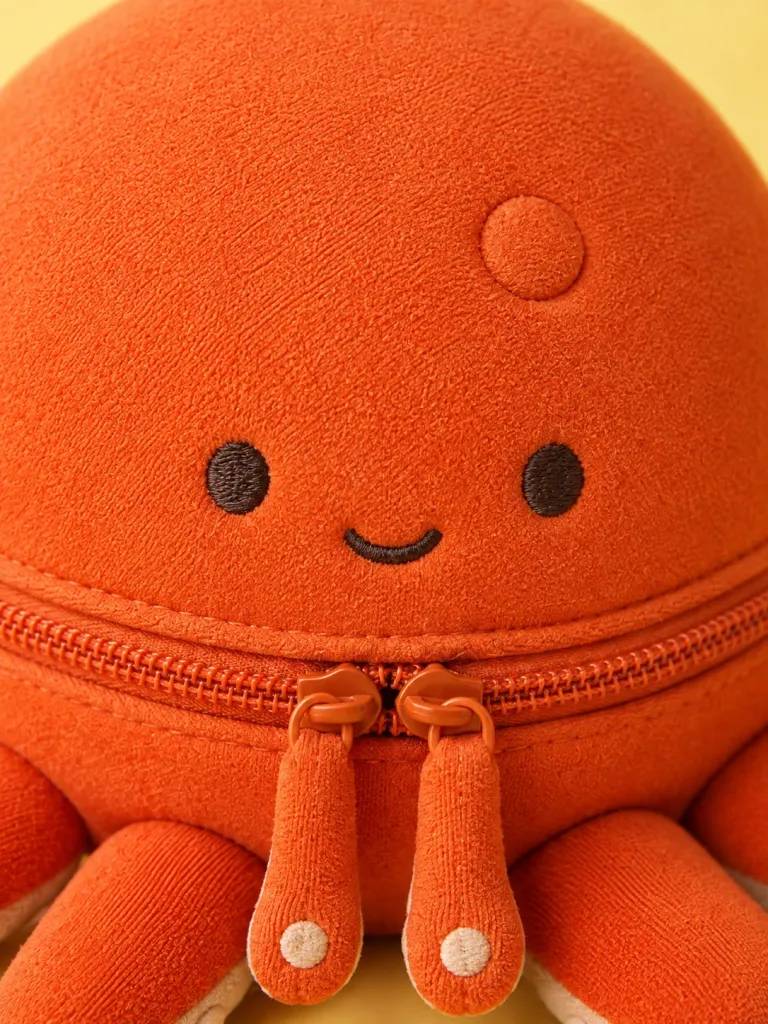 Octo Cable Pouch, close-up of the surface and dent