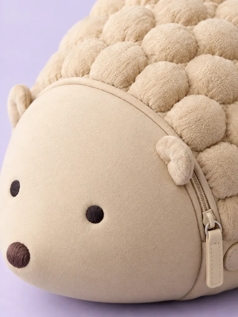 Hedgehog Quilt Pouch, close-up of the surface and dent