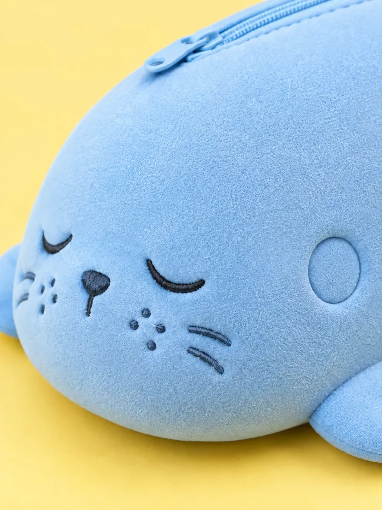 Seal Glasses Pouch, close-up of the surface and dent